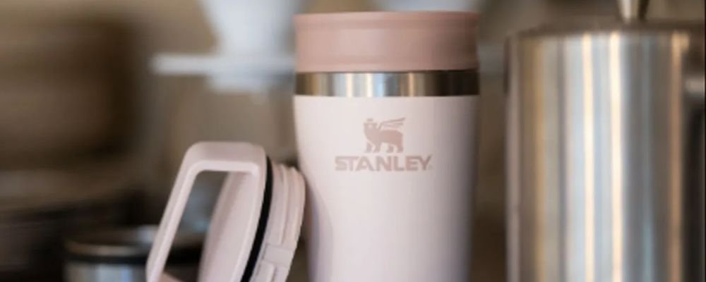 Nova caneca Stanley preserva a bebida quente por até 3 horas; conheça