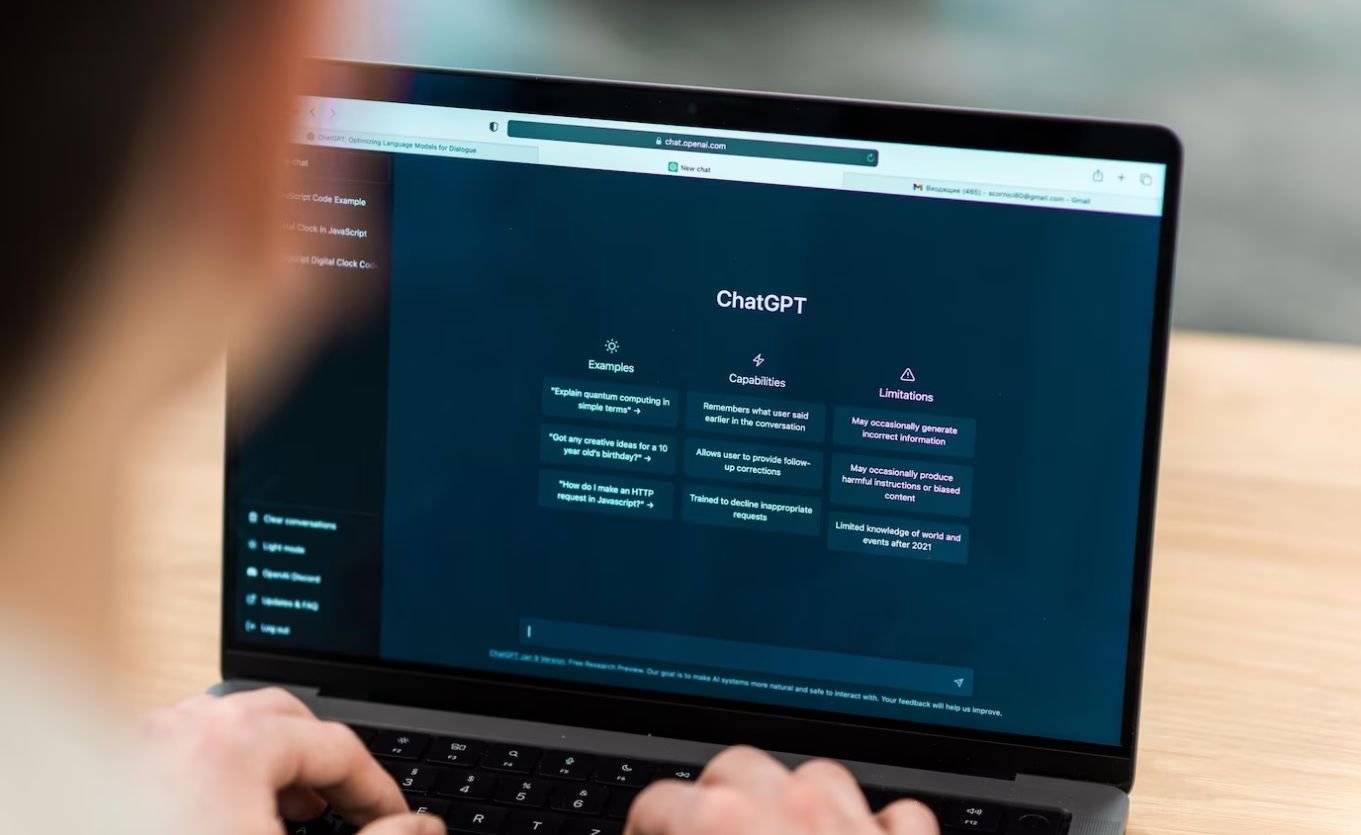 ChatGPT: como a IA gera dinheiro para a OpenAI, já que ela é de graça?